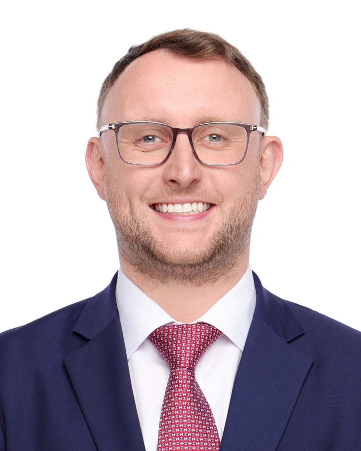 小学部主任：John Benson